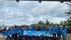 600 Kilo Sampah di Pesisir Pantai Kuala Dikumpulkan Mahasiswa FH UBB dan BEM KM UBB