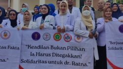 Stop Kriminalisasi Dokter Ratna , Ratusan Dokter dan Nakes Gelar Aksi Damai di PN Pangkalpinang