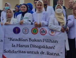 Stop Kriminalisasi Dokter Ratna , Ratusan Dokter dan Nakes Gelar Aksi Damai di PN Pangkalpinang