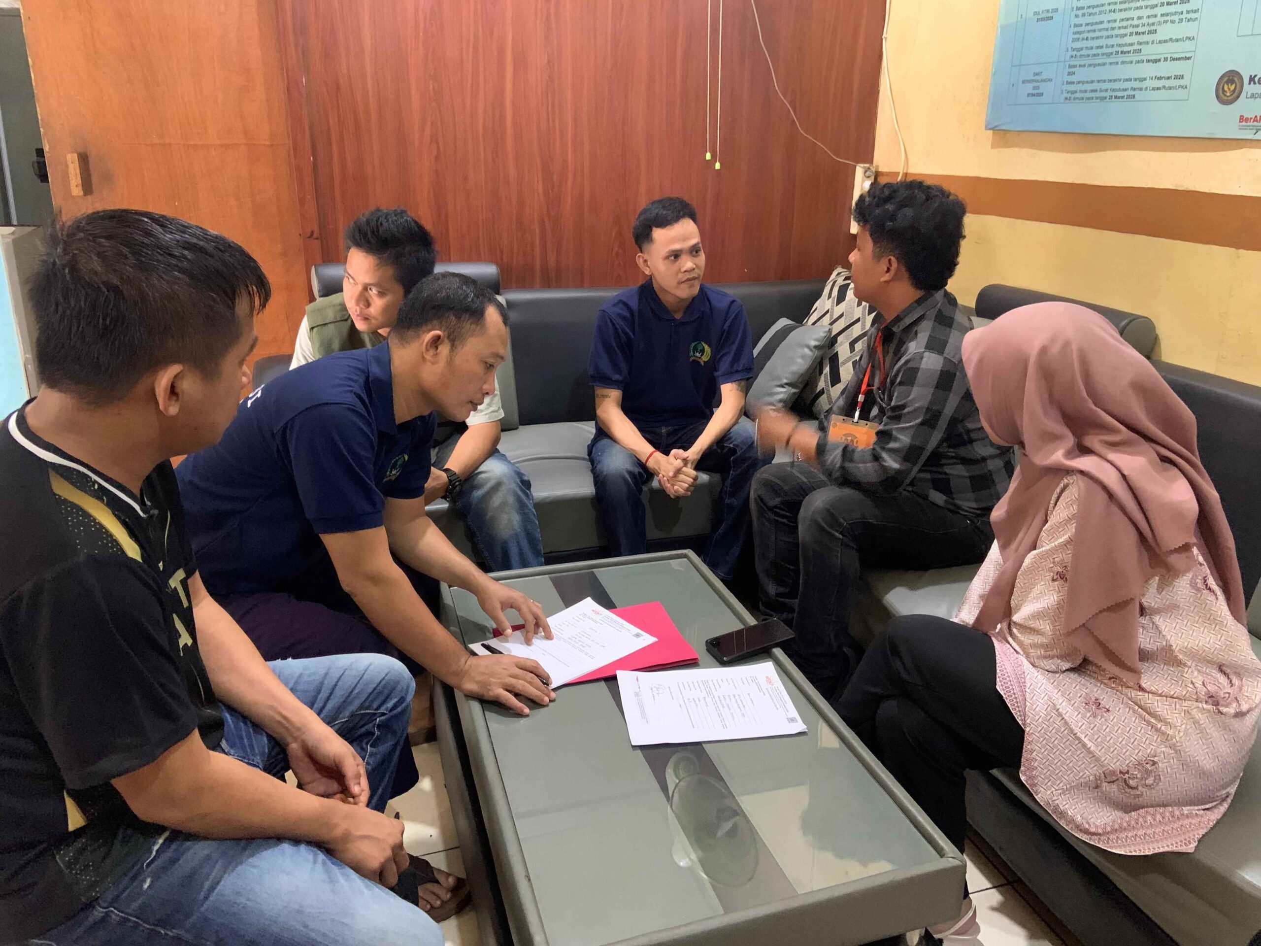 Paralegal Muhammad Arifsyah dan Desma Saat Memberikan Konsultasi Hukum.